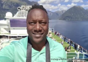 Henry Olonga bowling against Sachin Tendulkar during 1998 Sharjah Coca-Cola Cup - Henry Olonga life story