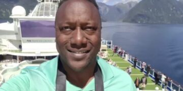 Henry Olonga bowling against Sachin Tendulkar during 1998 Sharjah Coca-Cola Cup - Henry Olonga life story