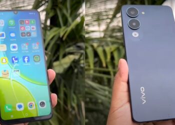 Person holding Vivo Y19 5G while streaming credited to Unboxing India, a YouTube channel