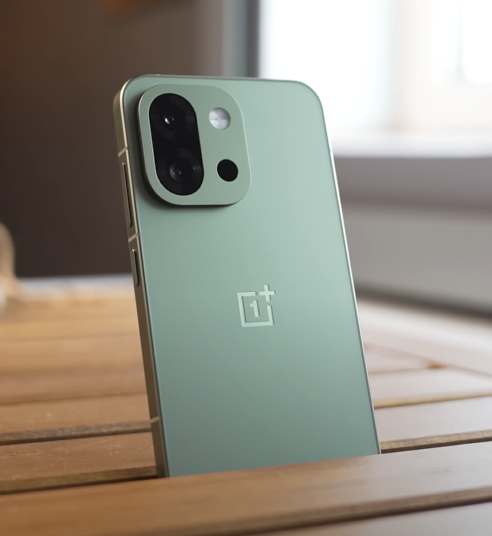 oneplus 13s review compact vs large phone comparison Photo Credit: YouTube/mobiscrub
