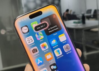 Apple Siri Revamp 2025 delay explained with AI voice assistant comparison and privacy-focused design