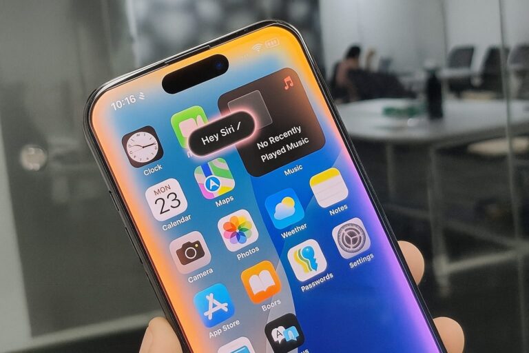 Apple Siri Revamp 2025 delay explained with AI voice assistant comparison and privacy-focused design