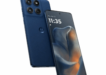 Motorola Edge 60 5G in Shamrock Green placed on a desk showing its curved 1800-nit display and triple camera setup, highlighting flagship features under ₹25,000