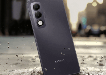 iPhones, foldables, and demo units on display at Vijay Sales Open Box Sale