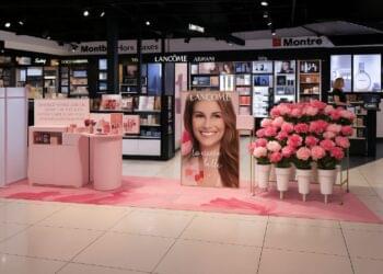 Lancôme Smile to the Power of Flowers airport activation showcasing floral art, personalized beauty, and emotional travel retail experience